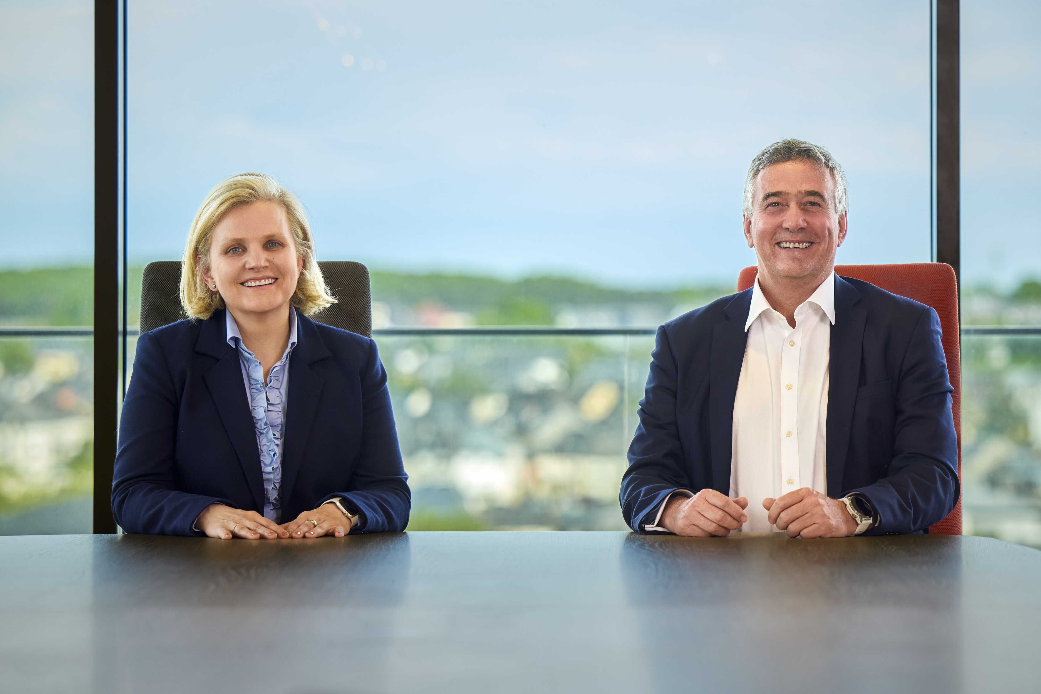 Portrait d'Andrew Bester (Head of Wholesale Banking Global) et d'Isabel Frits (Head of Wholesale Banking Luxembourg).